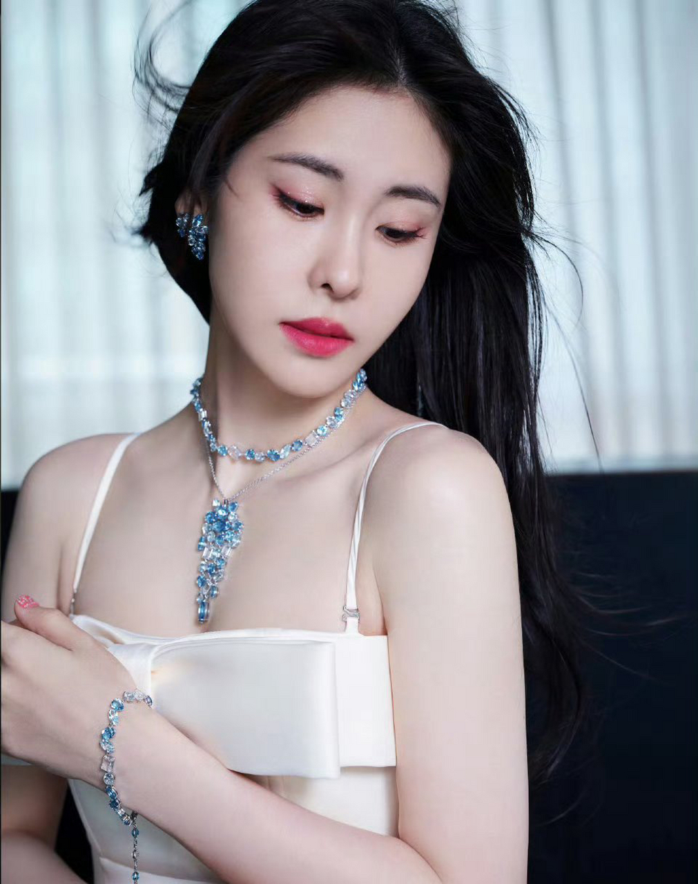 张碧晨酥胸半露,雪白事业线展露魅力,漂亮极了身穿白色抹胸裙,雪白