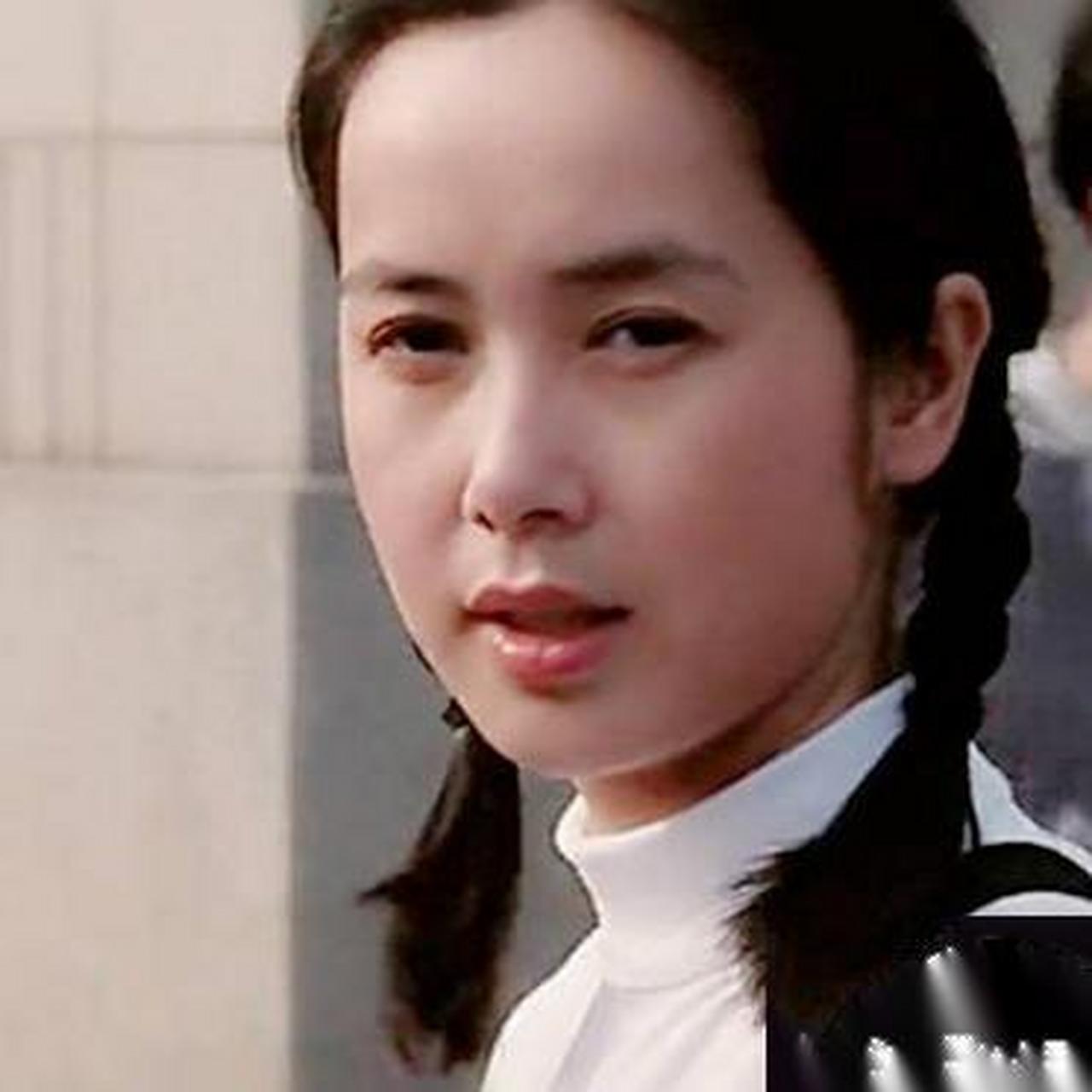 蒋雯丽年轻的时候长的挺漂亮,长一双笑眼很迷人