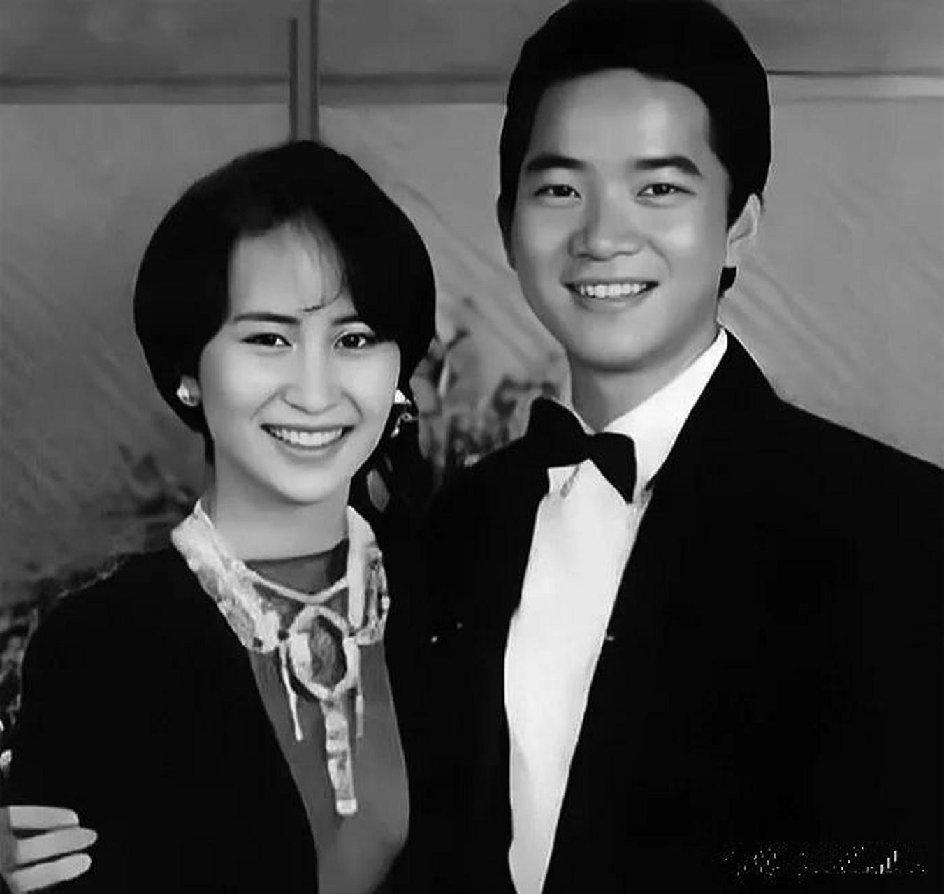 何超琼和"陈百强"是多么有夫妻相的一对啊,一个英俊潇洒,才华横溢,一