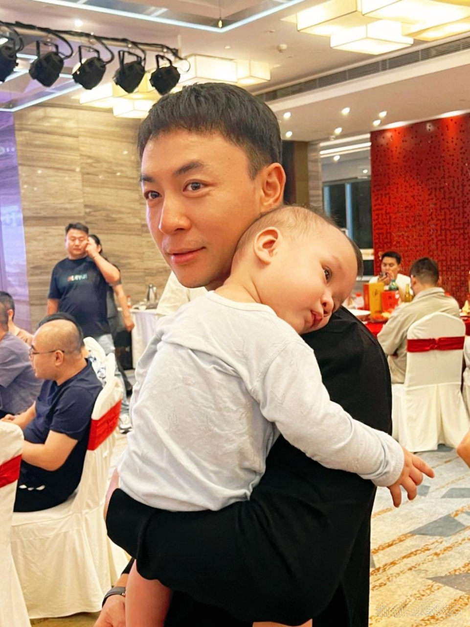 释小龙啥时候悄悄当了爸爸呀