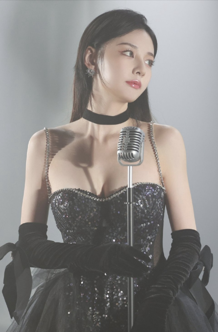 "衣架子"赵粤舞台上酥胸半露,展示出了她丰满傲人的身姿,同时还是一位