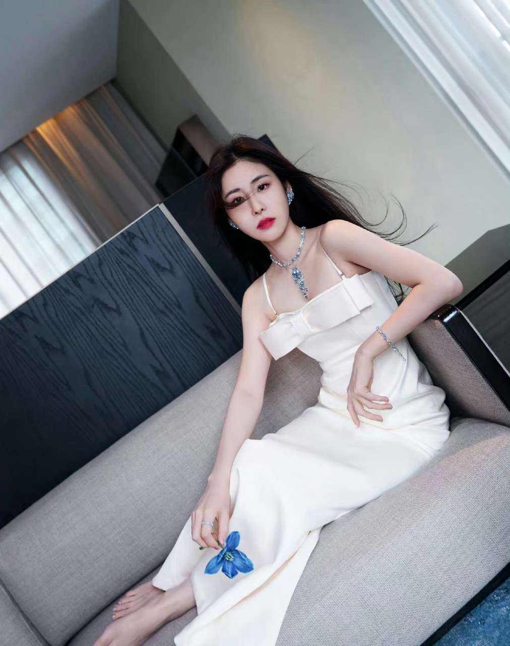 张碧晨酥胸半露,雪白事业线展露魅力,漂亮极了身穿白色抹胸裙,雪白