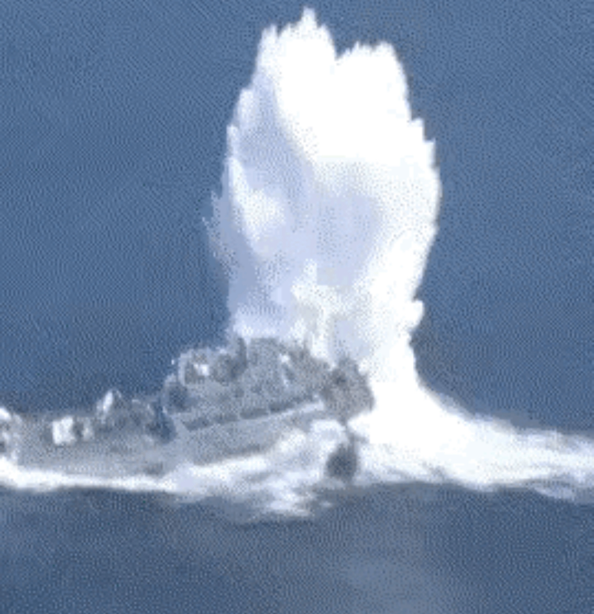 这发国产鱼雷的装药量比较大,靶舰是追尾爆炸,鱼雷的海下动画有转弯