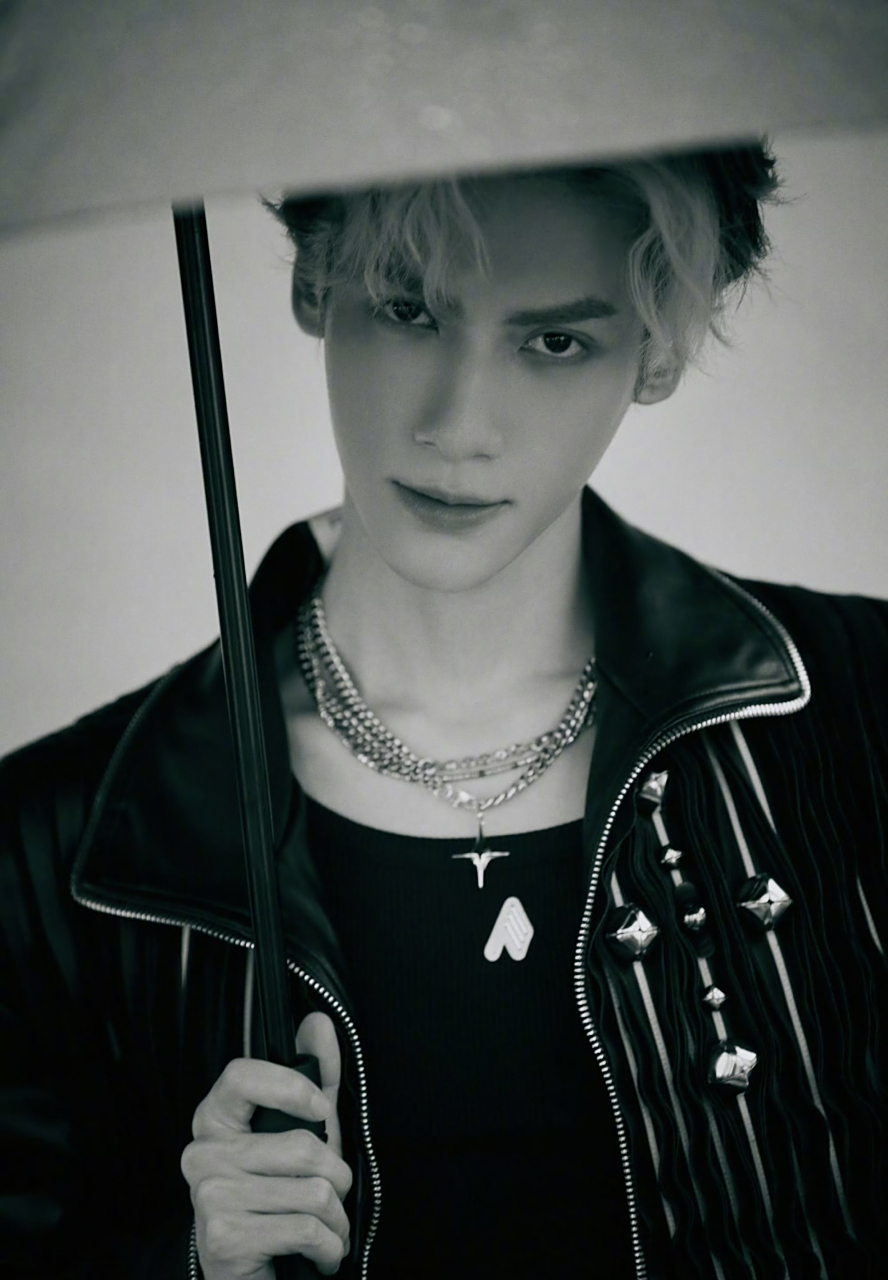 罗云熙如果再胖一点,应该就撑得起这个皮衣.