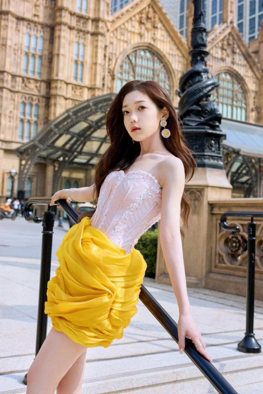 希林娜依高时尚大片,身姿婀娜曼妙,美腿修长吸睛!