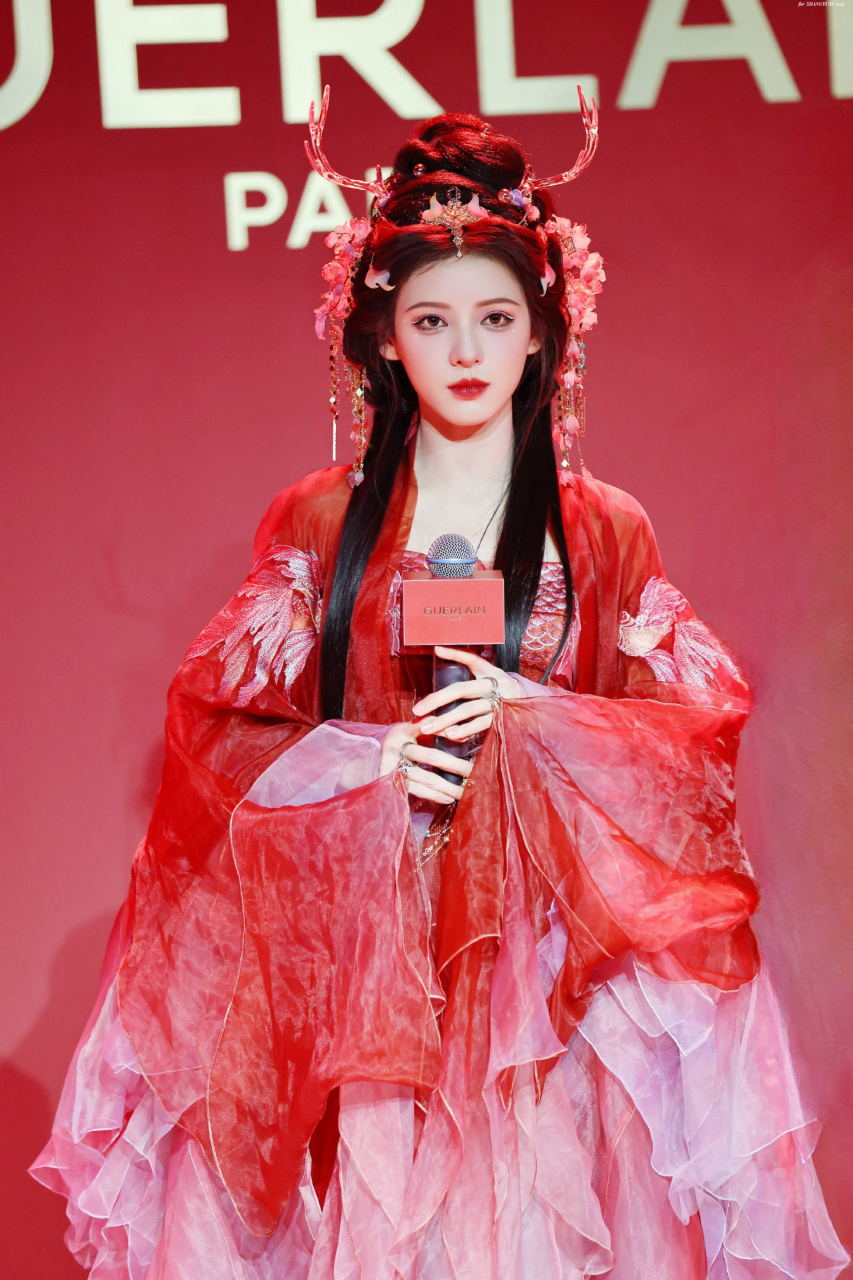 张予曦演绎国风新高度,红衣妆造诠释汉服之美