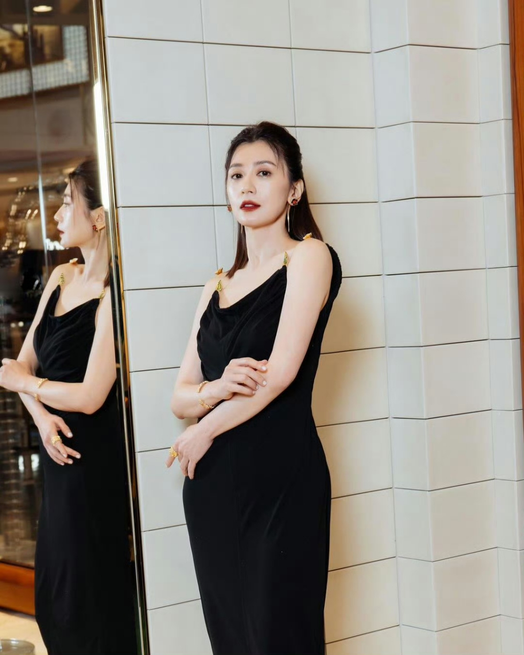 贾静雯确实胖了不少,尤其是肚子,不知道的以为她怀四胎了,她称自己要