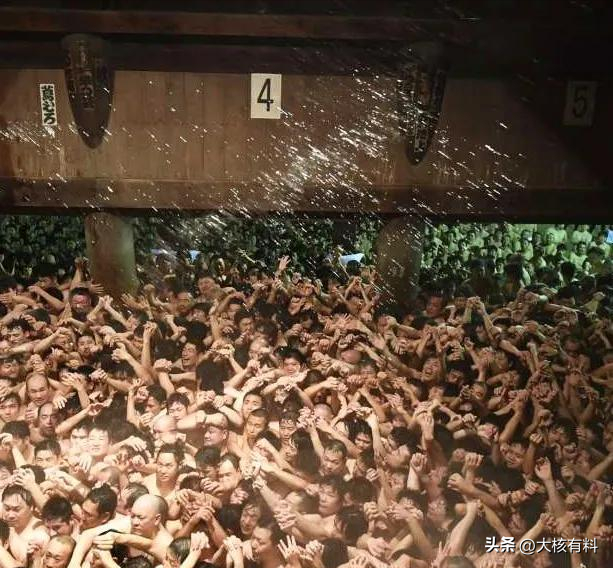 日本奇葩"裸祭节":万人裸体大战夺"宝物",女游客见了羞红脸