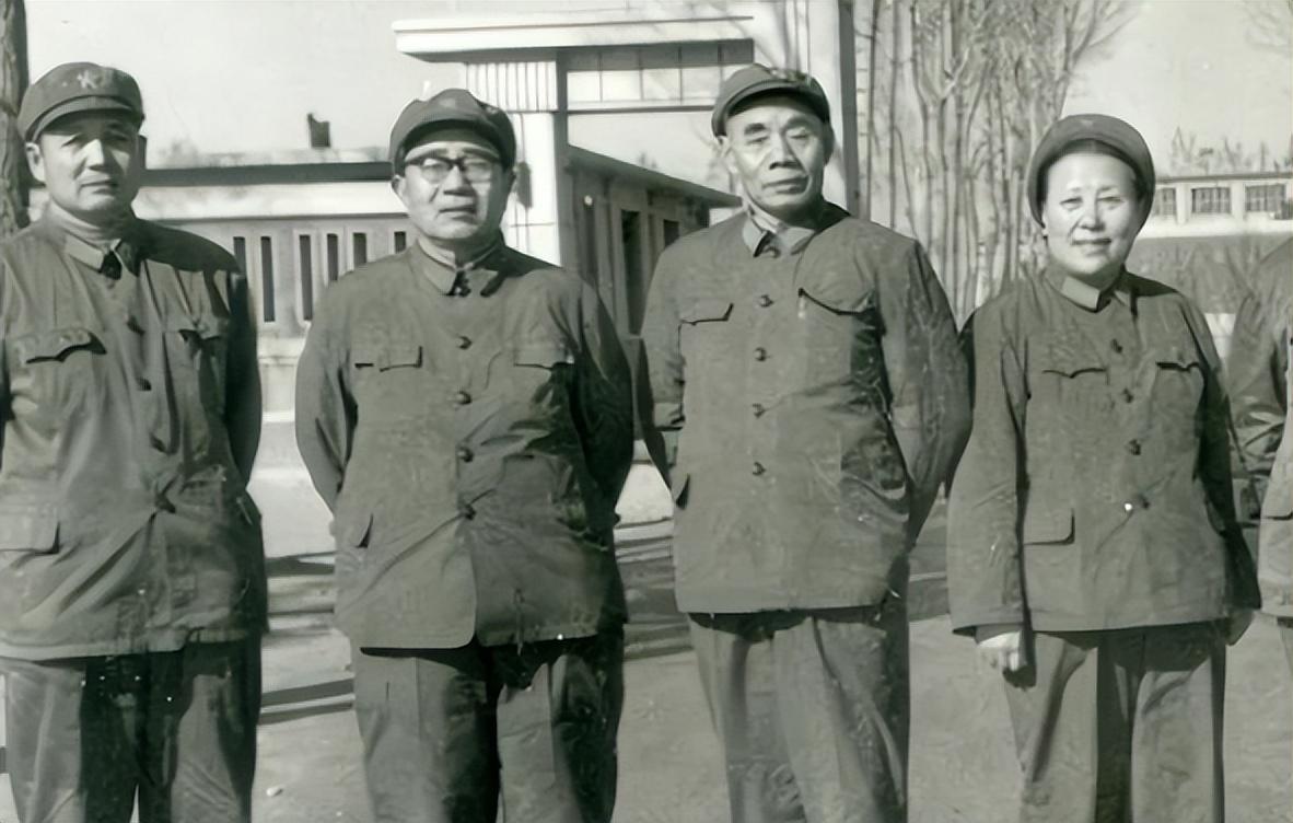 回顾开国中将吴信泉,8个儿子4个女儿,周总理:你家是"航空母舰"