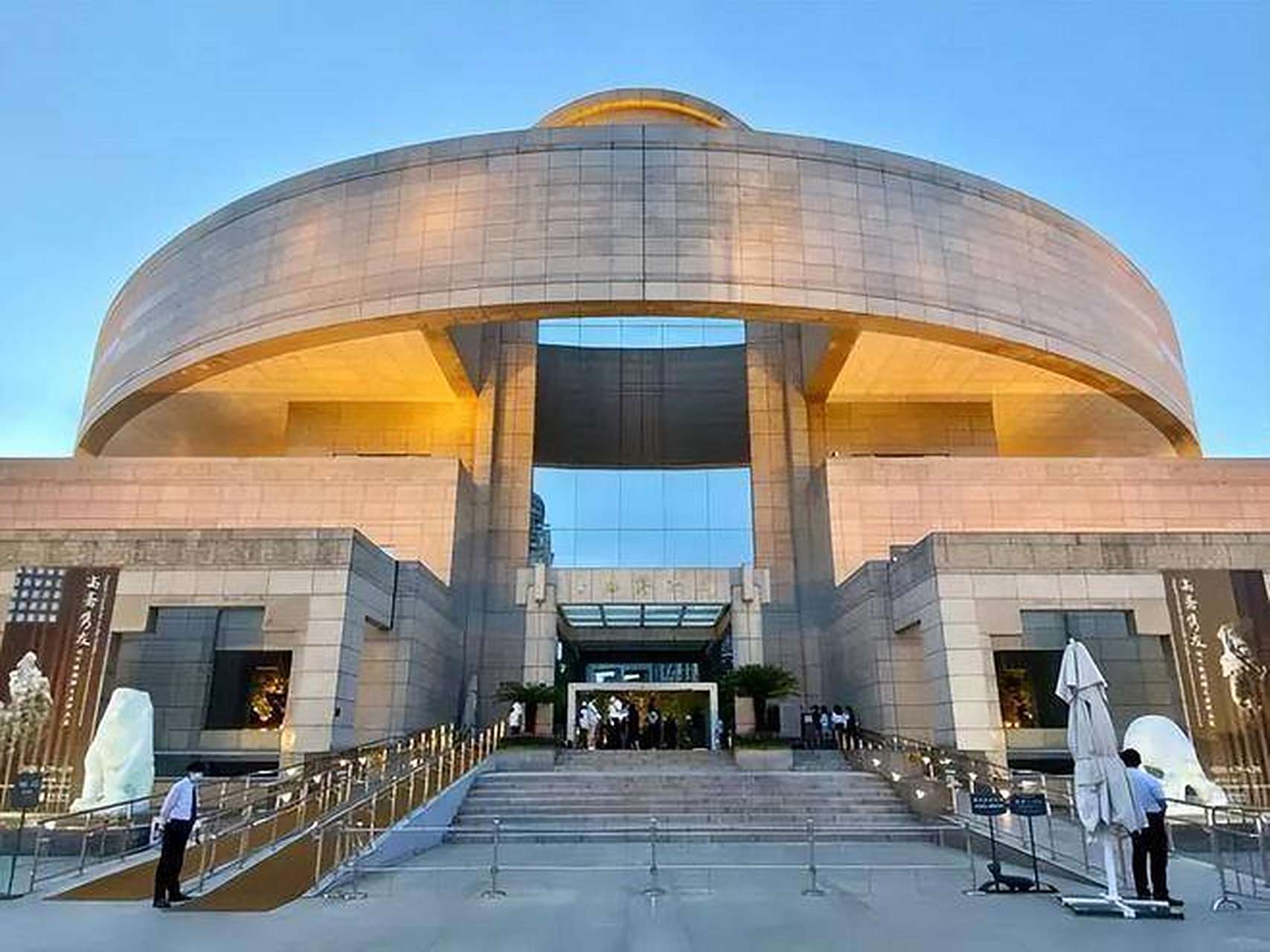 上海旅游景点推荐:上海博物馆 上海博物馆位于上海市黄浦区人民大道