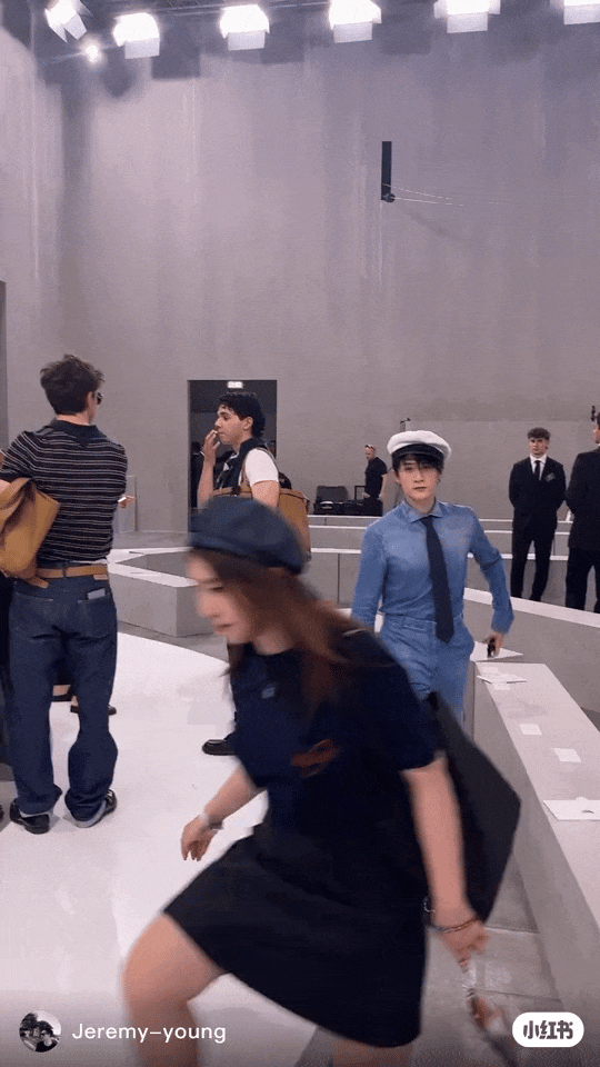 先是发了很多檀健次在秀场的动图,承认他身高上有短板,但身材比例绝对