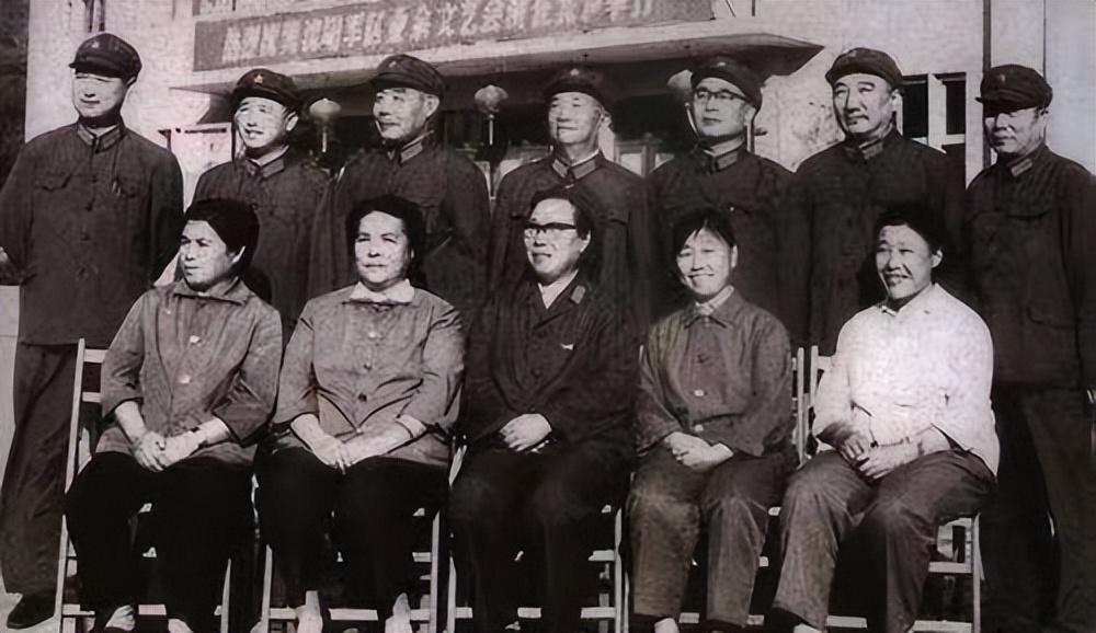 回顾开国中将吴信泉,8个儿子4个女儿,周总理:你家是"航空母舰"