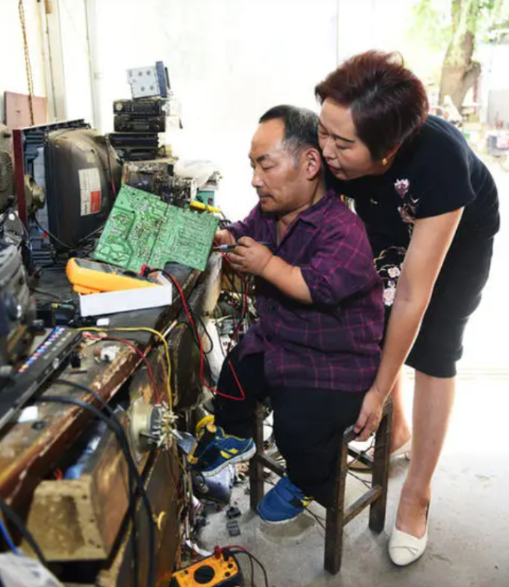 心里知道,没有哪个女孩会喜欢这样的自己,一个人和一屋子要修理的机器