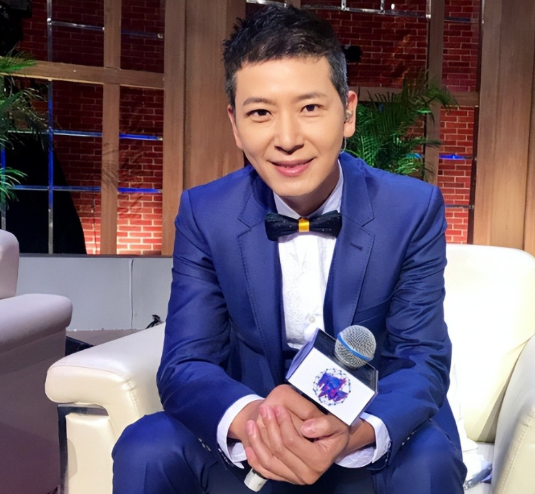 盘点至今未婚的8位男主持人,多人情史简单,各有各难言的苦衷