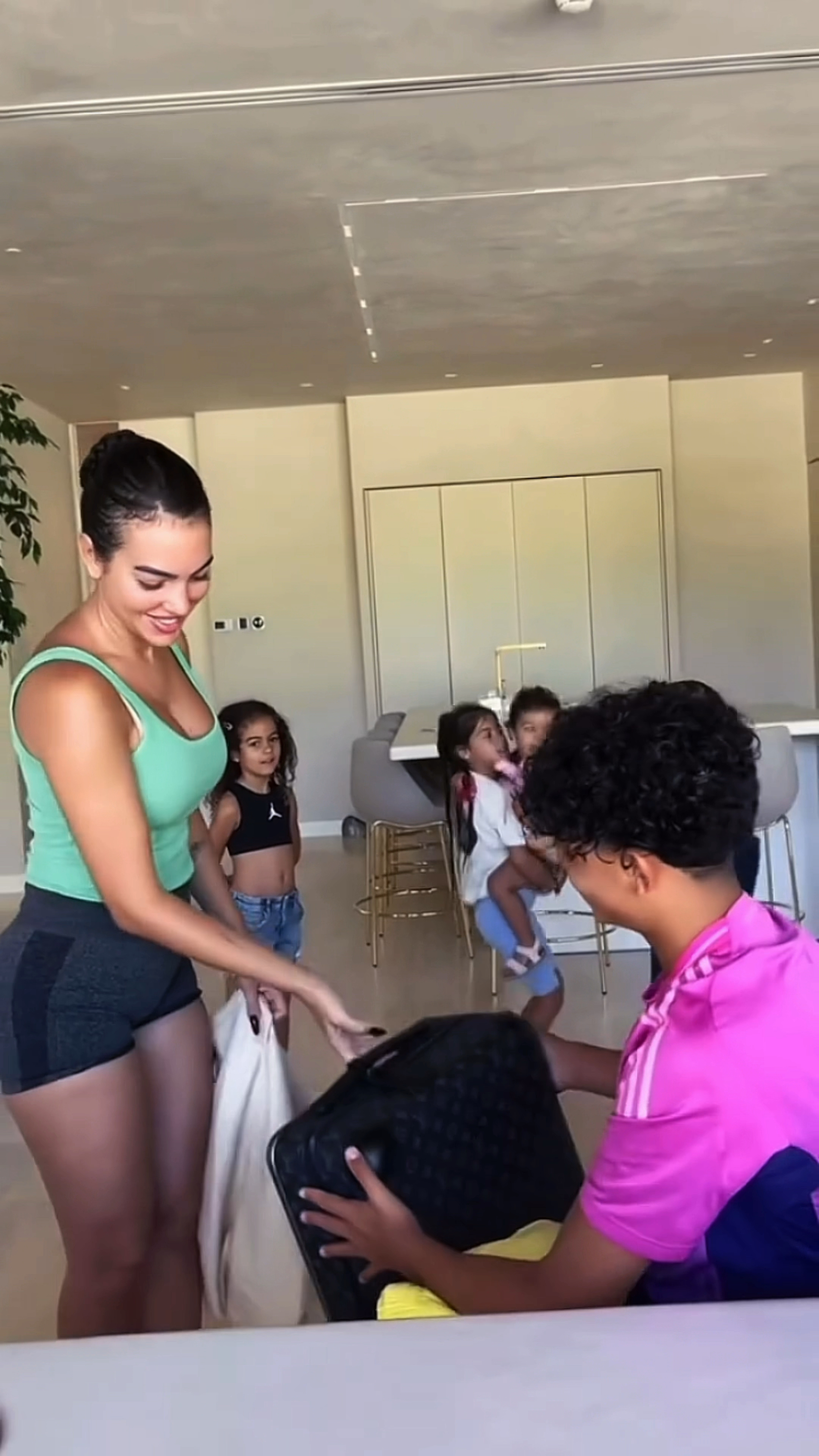 c罗女友乔治娜给迷你罗送生日礼物