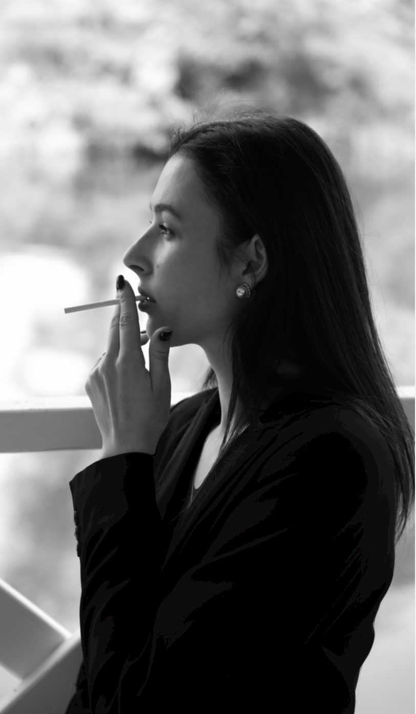 经过一番检查后,大夫给他开了些药,然后嘱咐他说:"少抽点烟"!