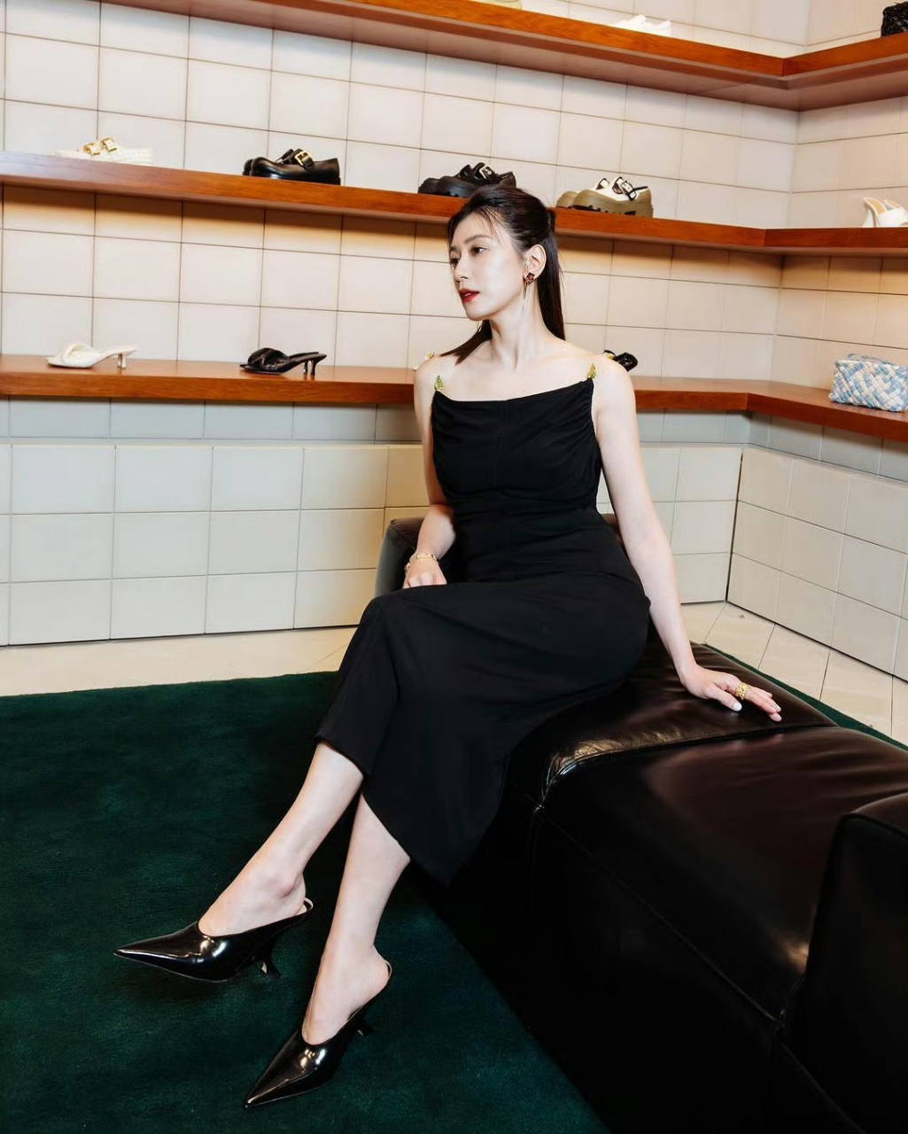 贾静雯确实胖了不少,尤其是肚子,不知道的以为她怀四胎了,她称自己要