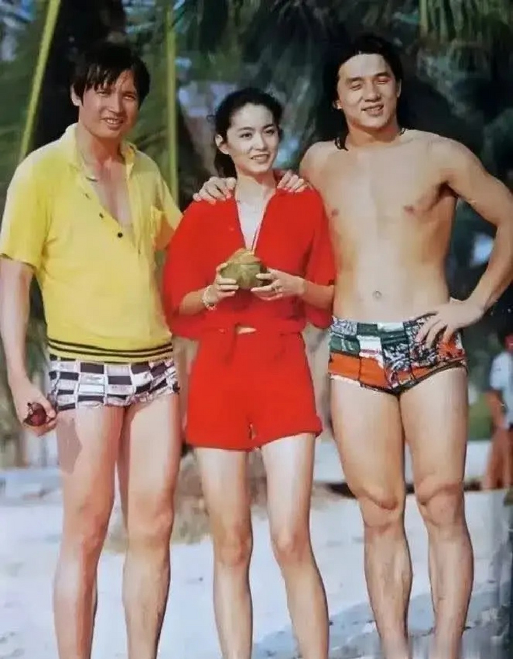 上世纪七十年代,林青霞,秦祥林和成龙在海滩上游玩,留下了一张难得的