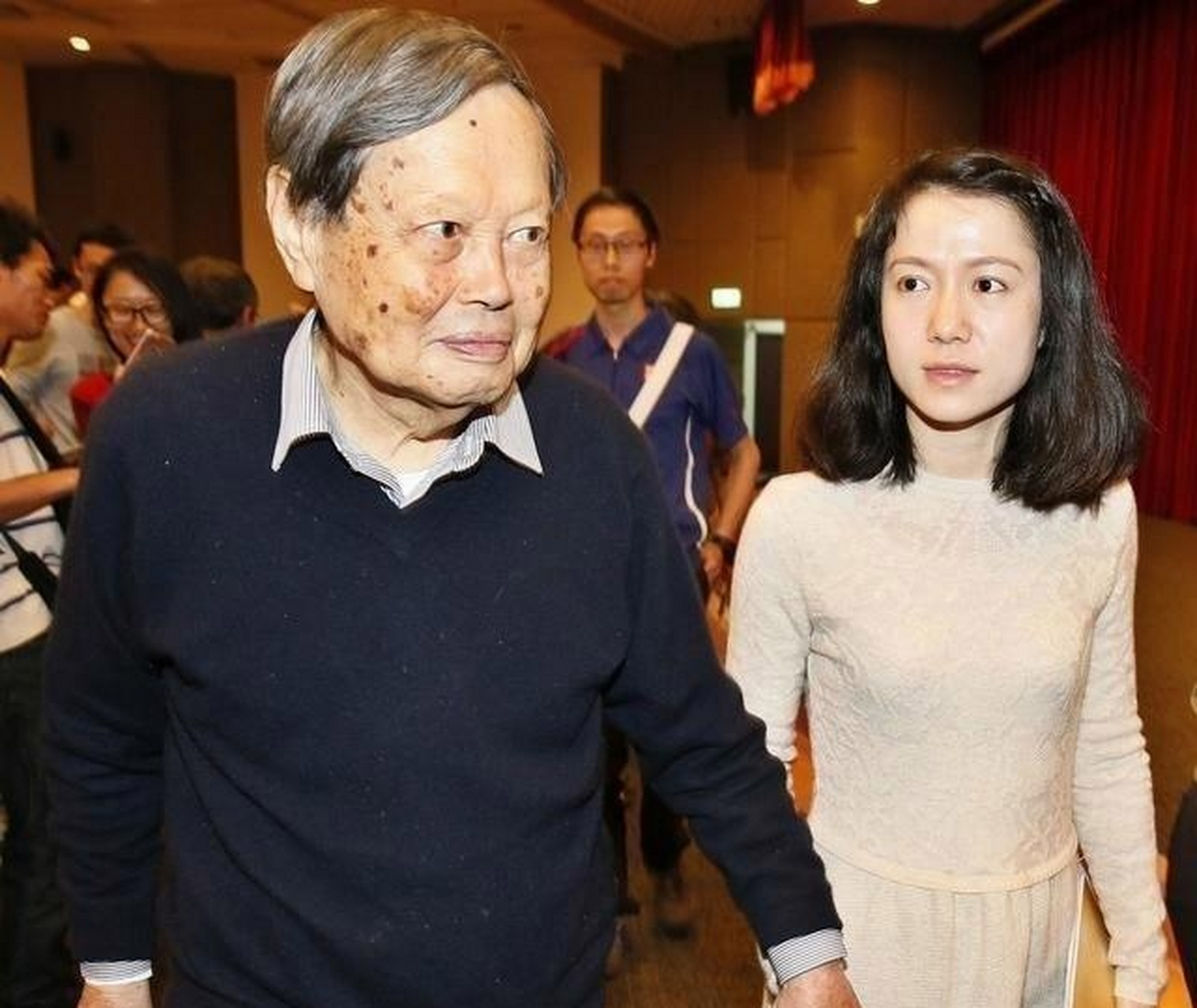 照片翁帆杨振宁杨振宁与妻子翁帆杨振宁老婆杨振宁和翁帆图片杨振宁与