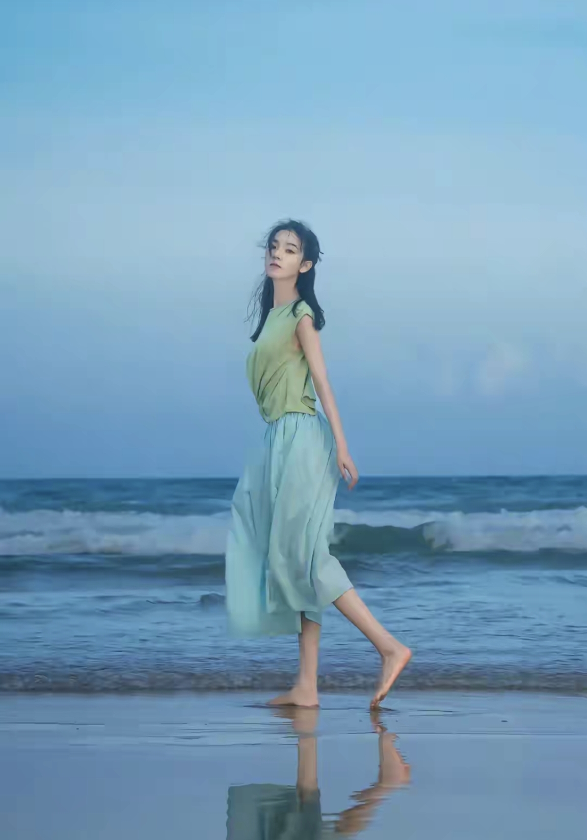 陈瑶海边光脚散步而舞台上的她更是白到发光谁能拒绝这么可爱的她