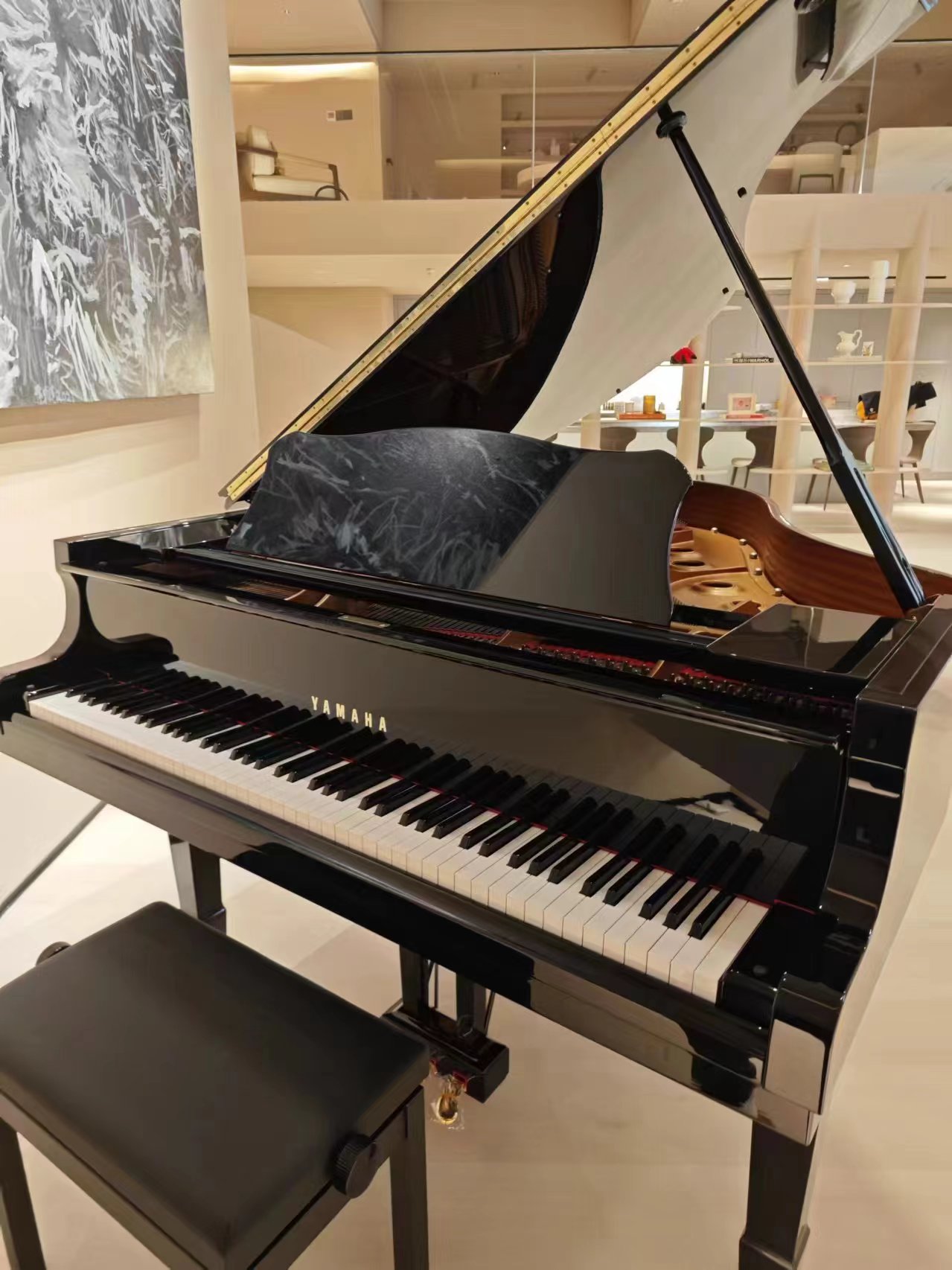 家中摆放一架雅马哈三角琴