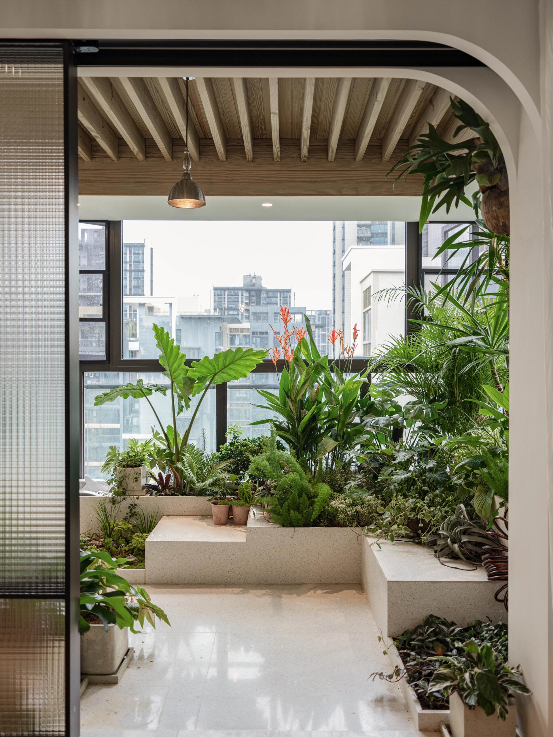 在原本沉闷无生机的阳台打造室内花