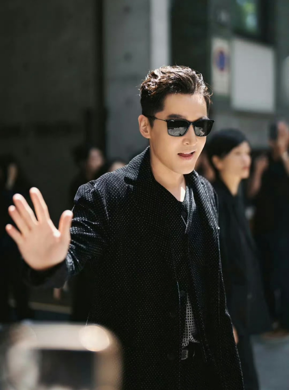 胡歌这身穿搭也太帅了吧,越来越有范了.