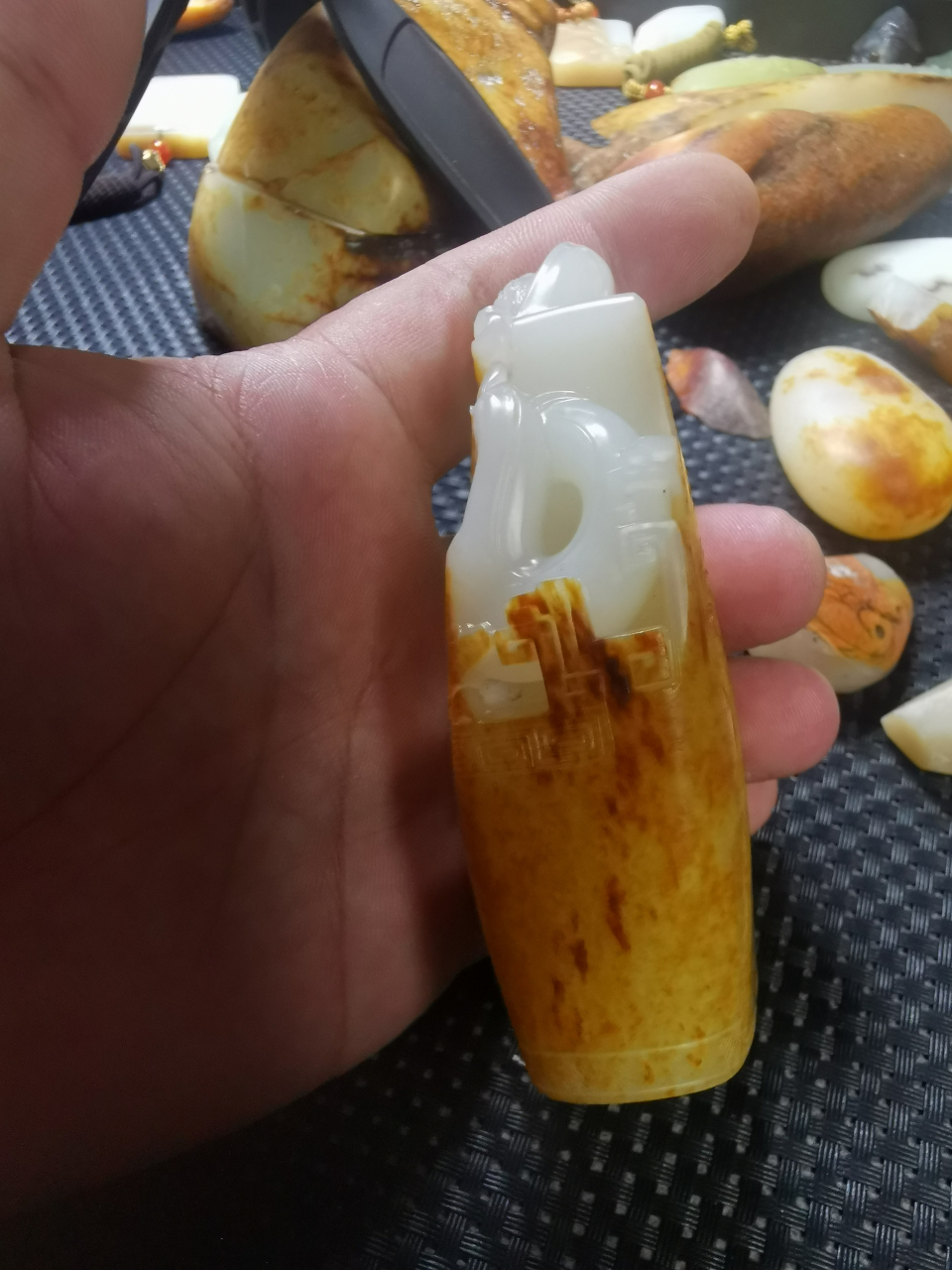 和田玉籽料独籽雕刻的"龙行天下俏色巧雕大师工艺"是玉石雕刻领域中的