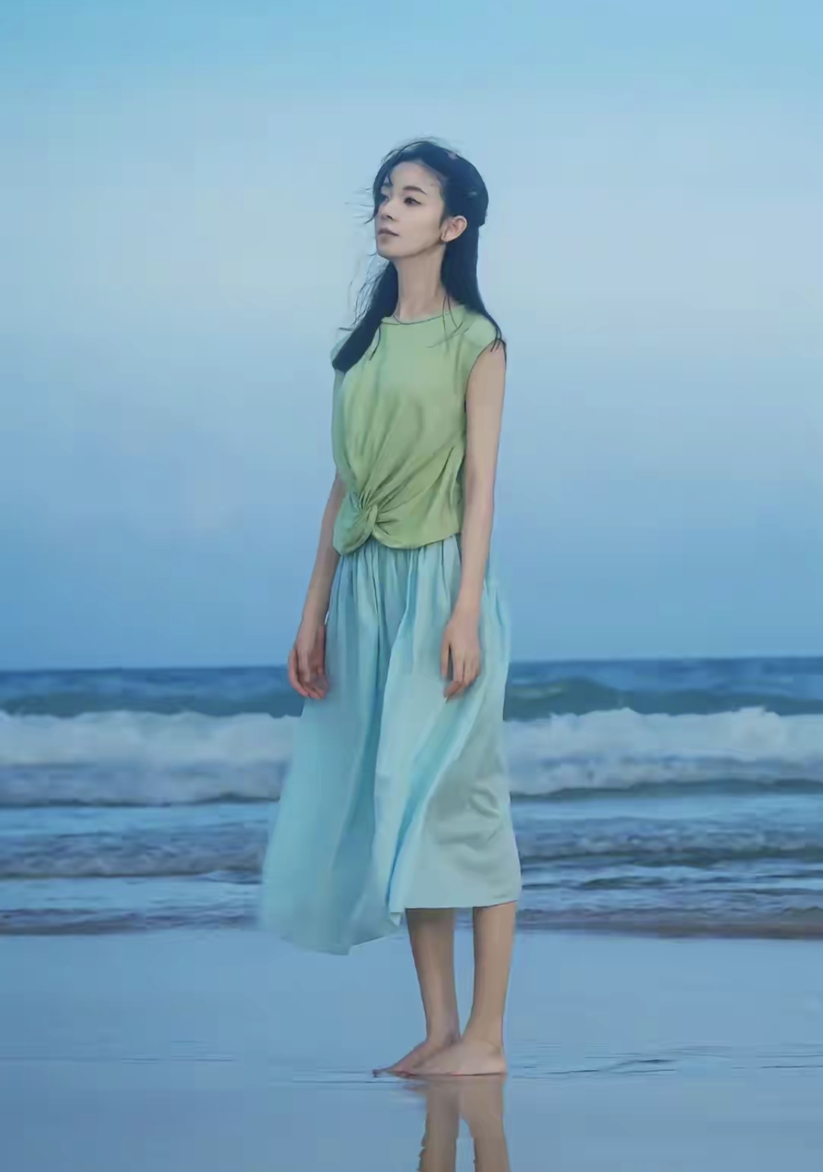 陈瑶海边光脚散步而舞台上的她更是白到发光谁能拒绝这么可爱的她