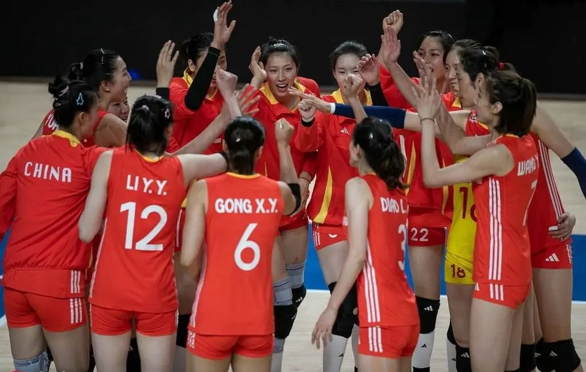 女排张常宁领衔全替补球员迎战日本,不要再质疑女排教练组的决定了,这