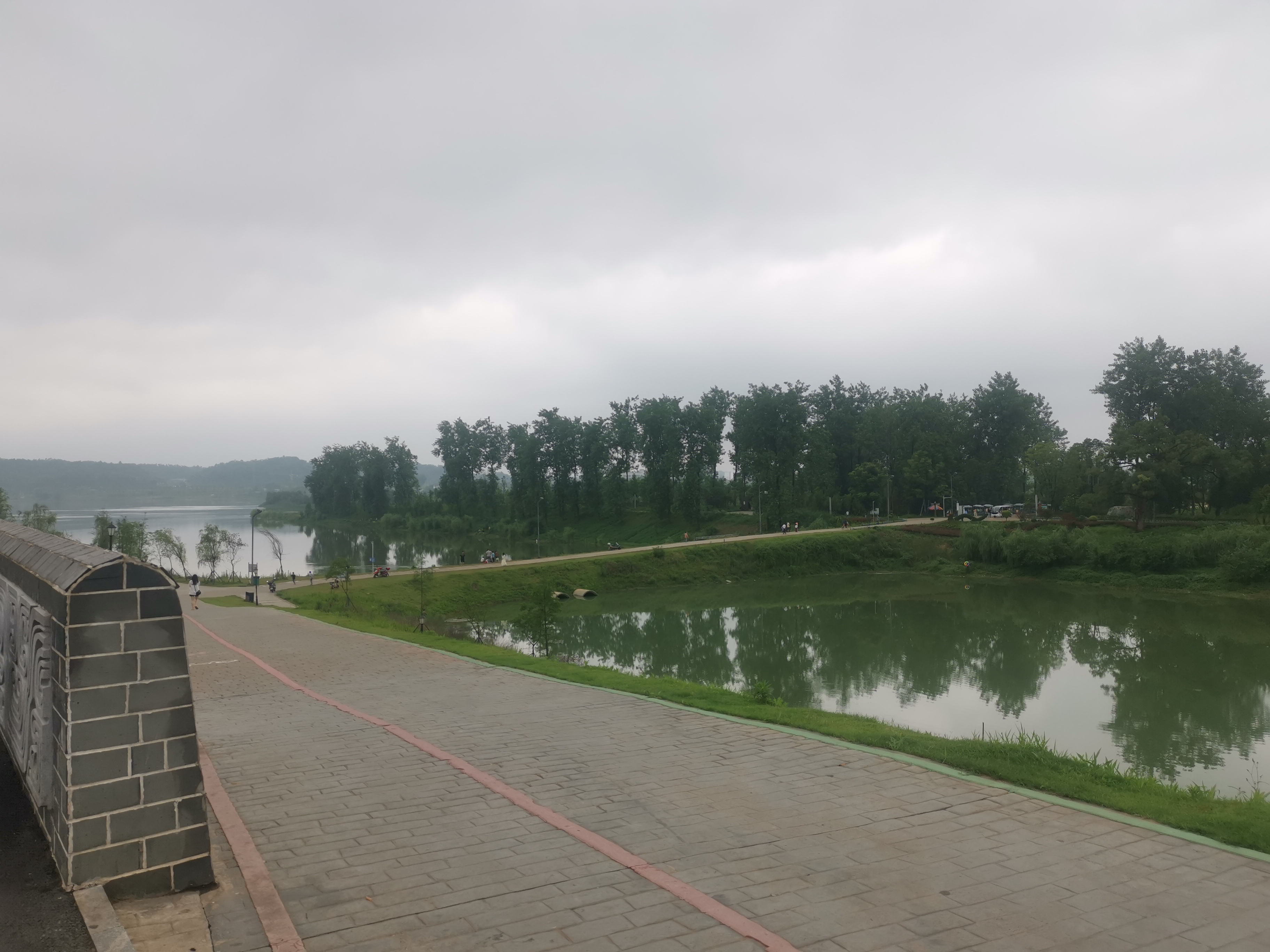 骑行益阳资江,岸边有骑行绿道,特别的适合骑行,青龙洲有个三国文化