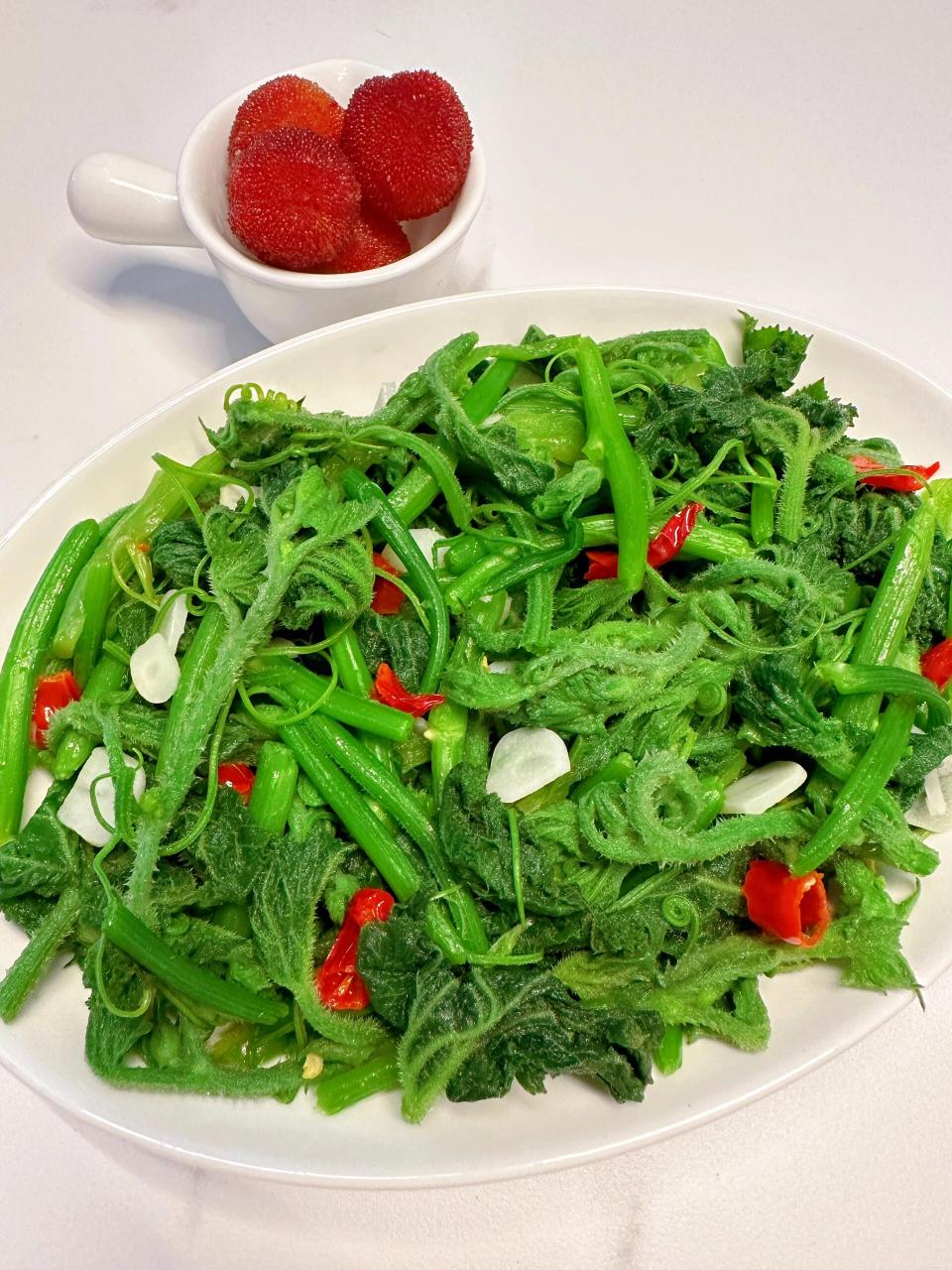 食材:南瓜藤,青椒,蒜末,小米辣,食用油 11566南瓜藤撕掉皮掰成小