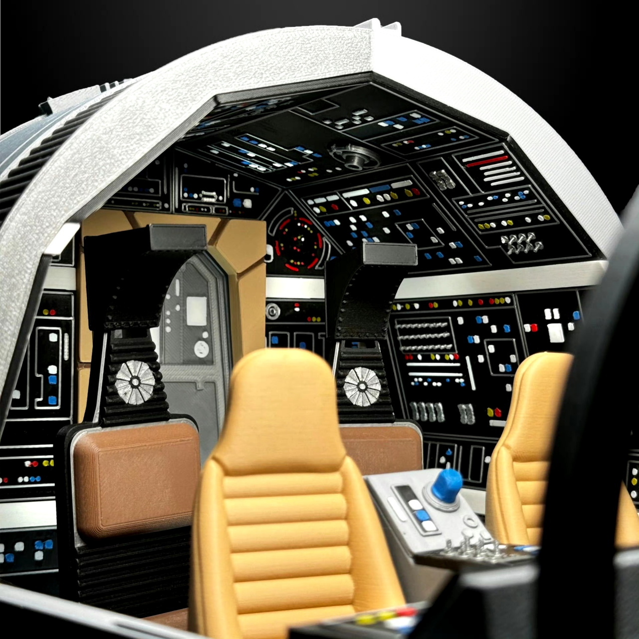 模型欣赏:星战第三方出品的千年隼驾驶舱载具模型,舱盖可以打开,内部