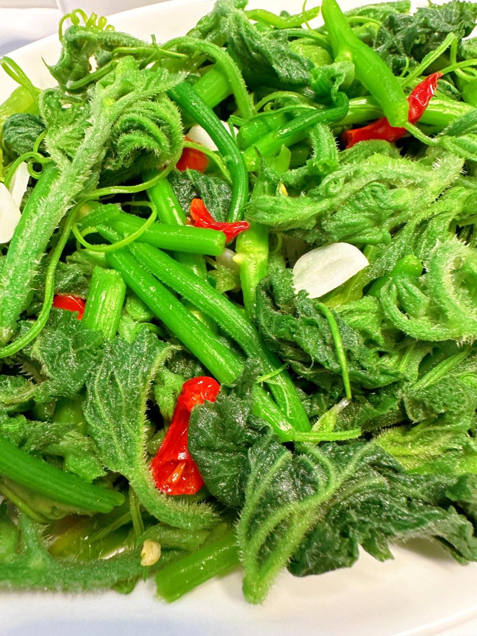 食材:南瓜藤,青椒,蒜末,小米辣,食用油 11566南瓜藤撕掉皮掰成小