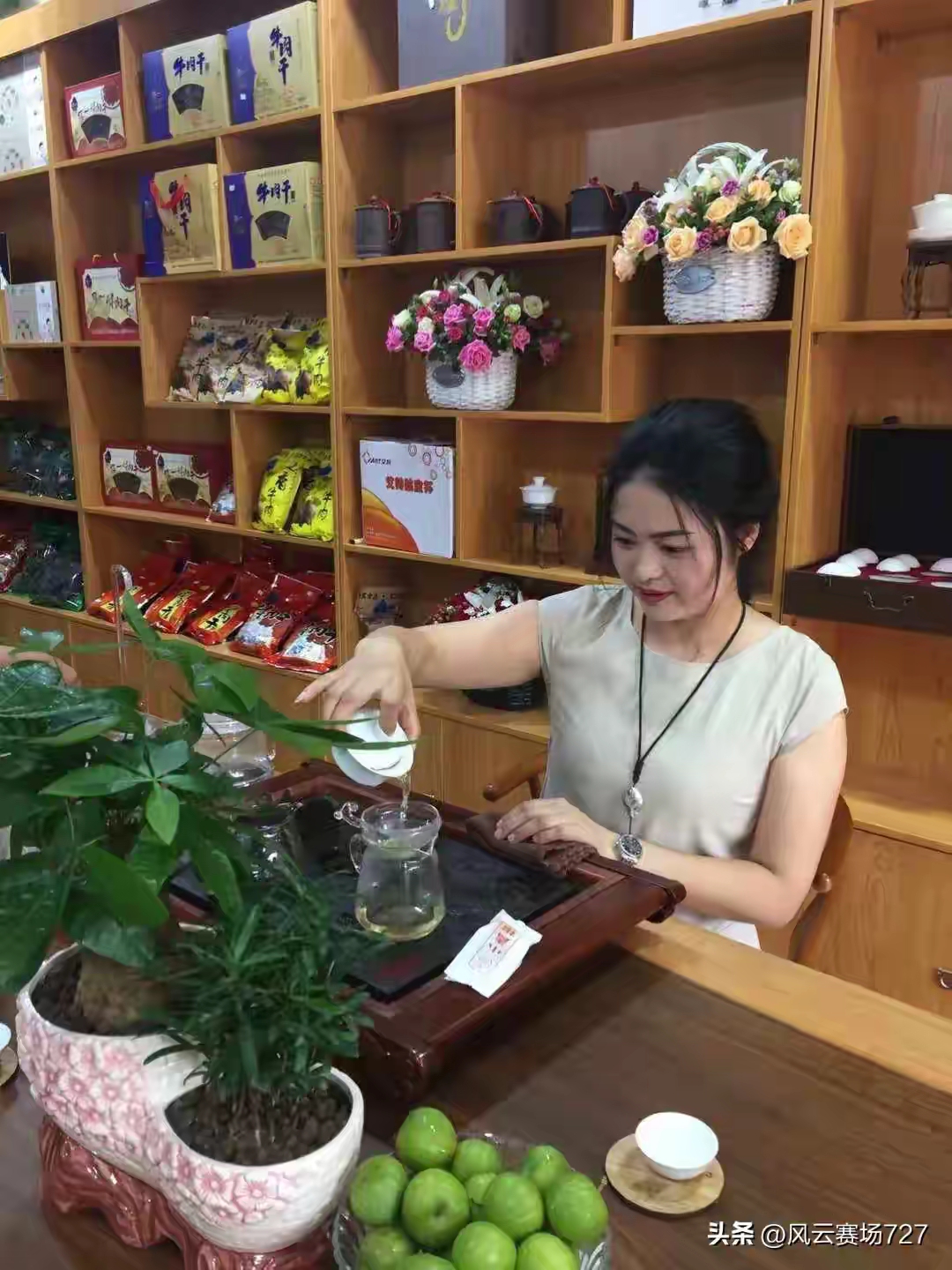 他们一家四口就指着这茶叶店居然住上了洋楼还开上了豪车