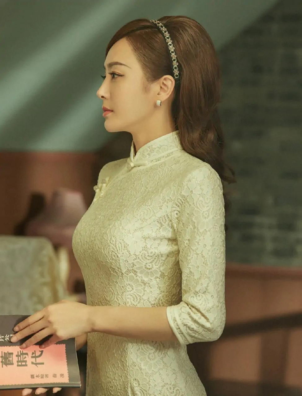 秦岚温婉恬静的气质,当穿上旗袍时,不仅窈窕婀娜的身材太让人羡慕,更