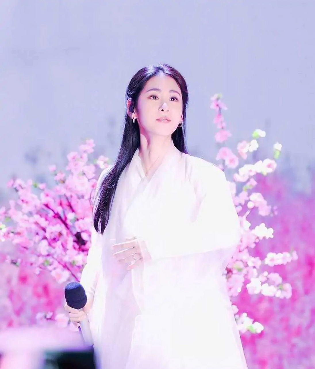 张碧晨颜值真高,穿上古装温柔又清冷.