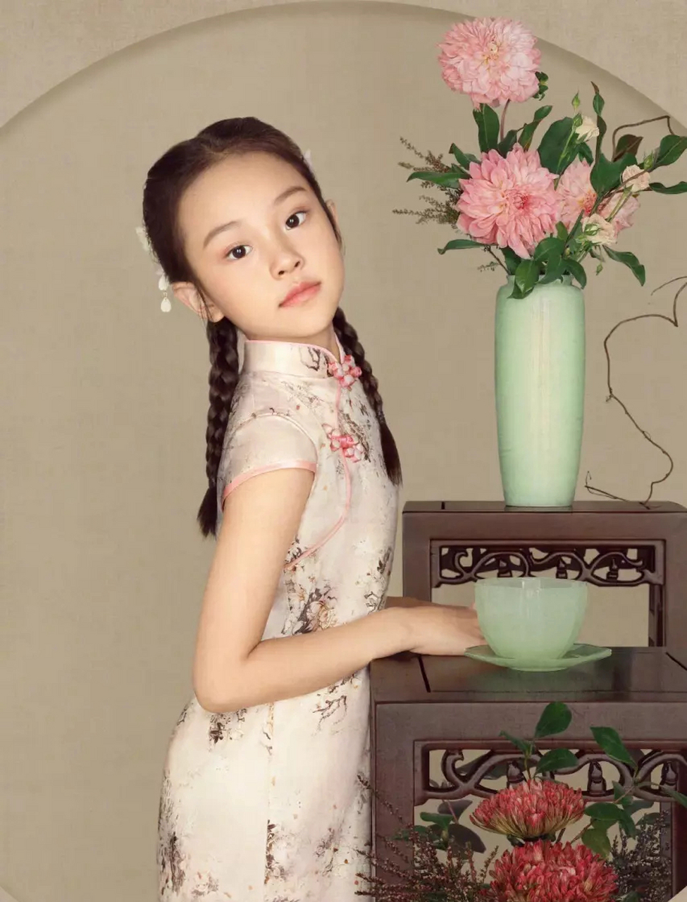 李小璐为甜馨庆生,穿上汉服和旗袍的甜馨亭亭玉立,十分乖巧可爱,穿上