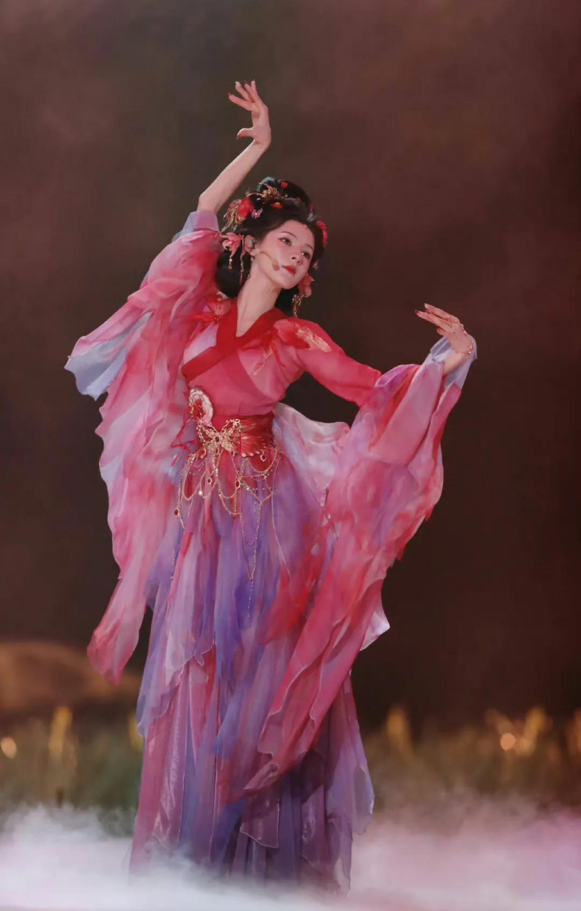 张予曦妈妈董华华还原《红昭愿》妆造