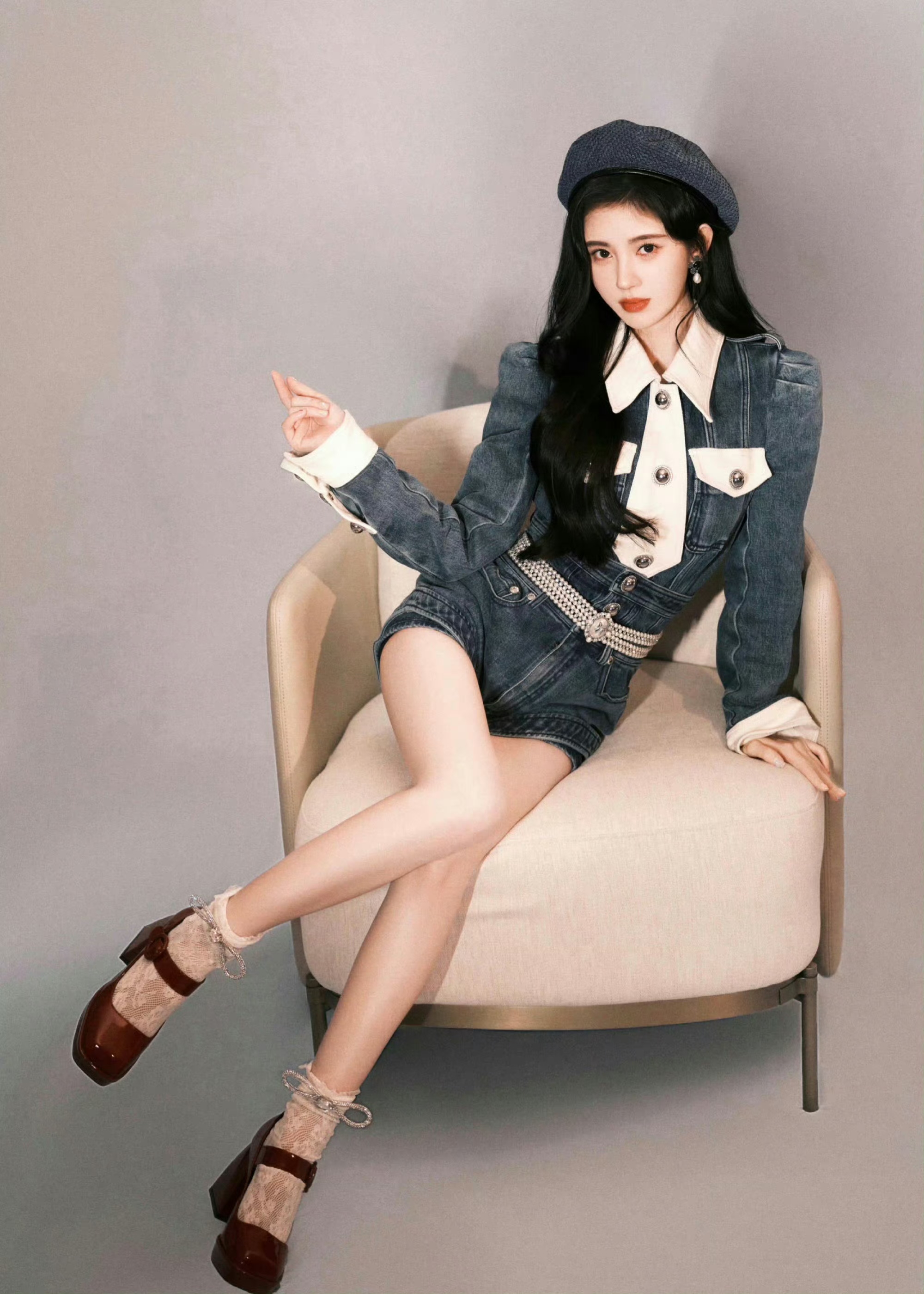 身材比例太优越了,一点不像小个子女生,难怪她能当明星,太好看了!