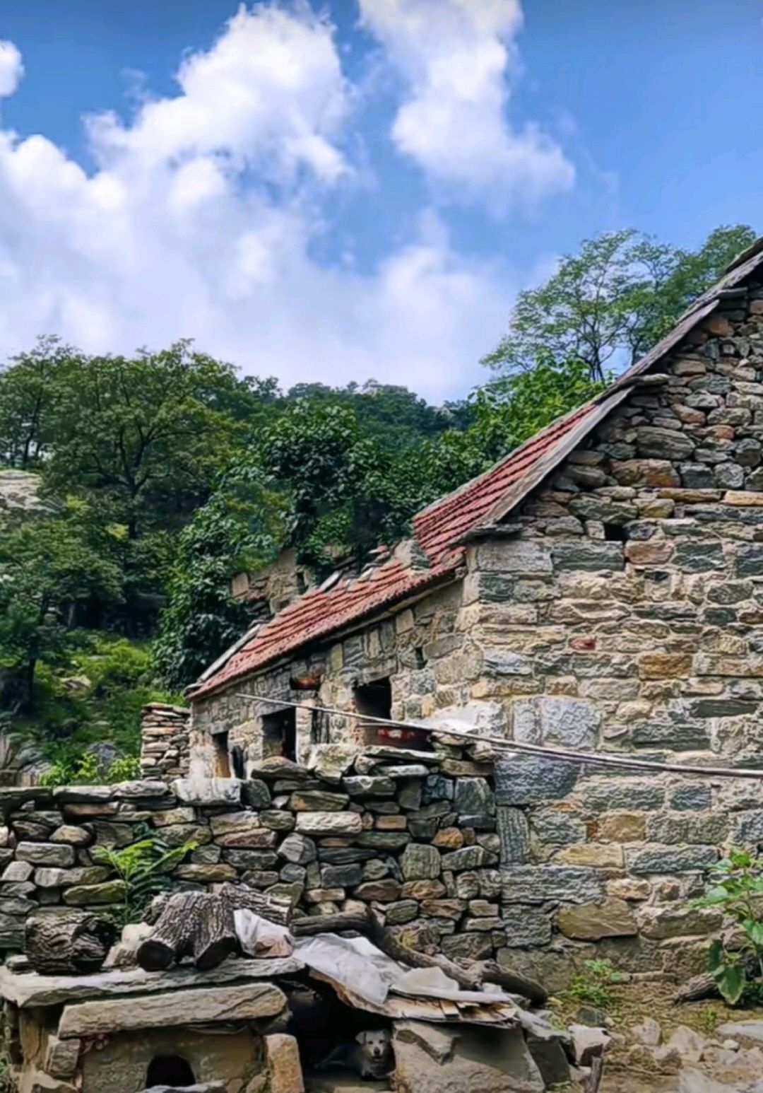 走进李家石屋村:感受大自然的拥抱