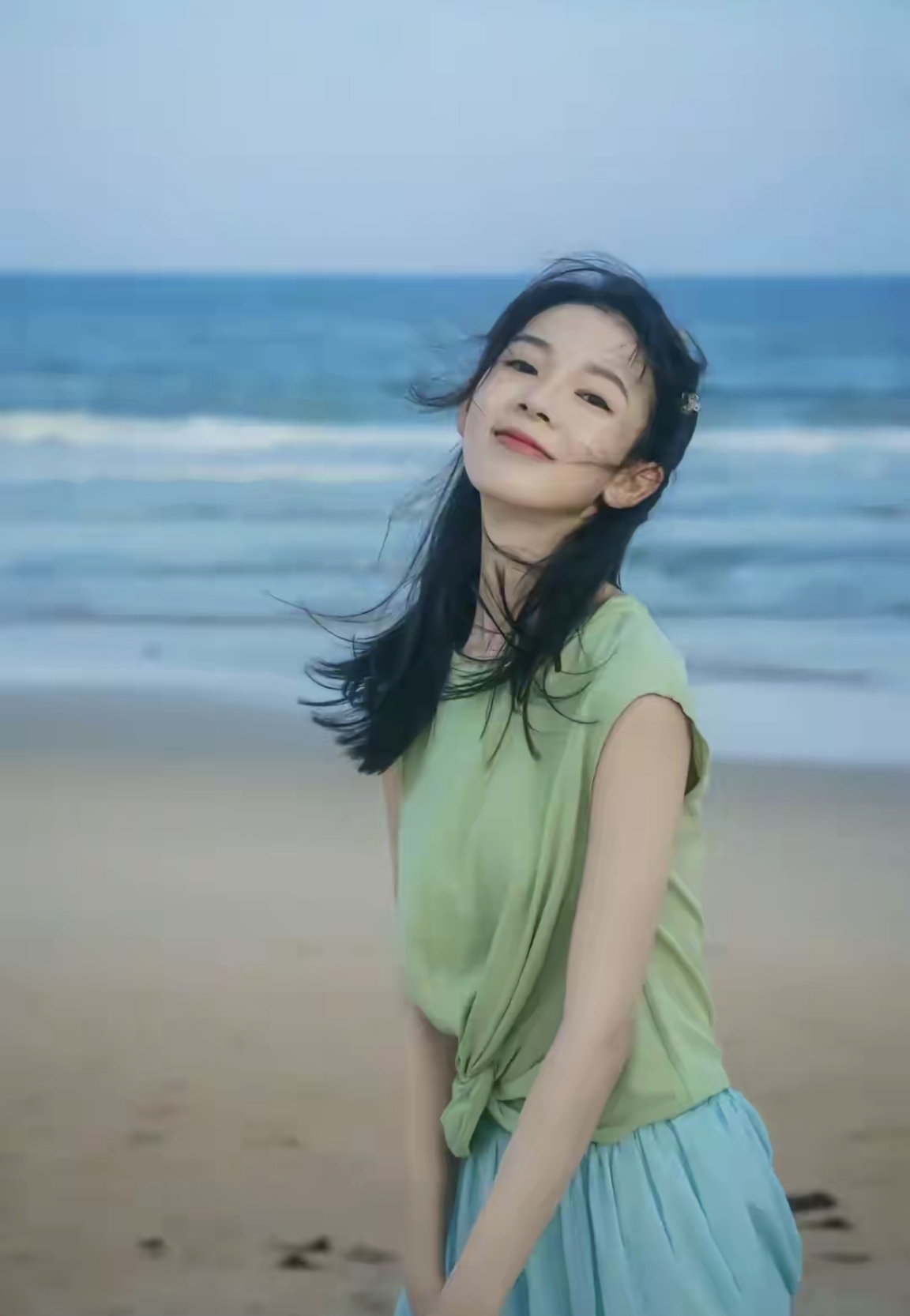 陈瑶海边光脚散步而舞台上的她更是白到发光谁能拒绝这么可爱的她