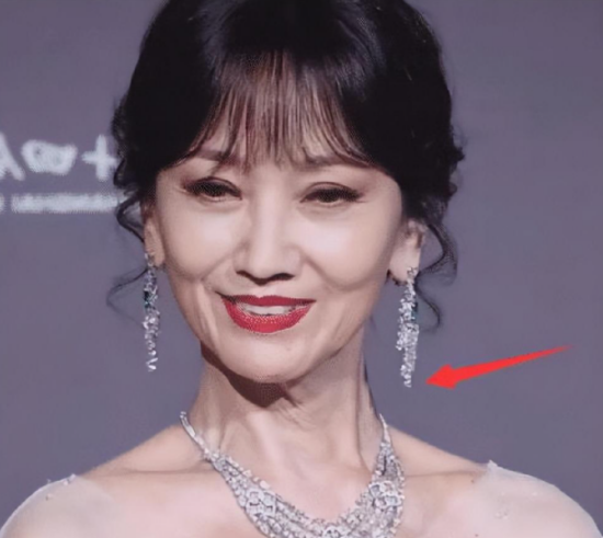 还被人冠上冻龄称号.2015年,已经61岁的赵雅芝,受邀参加公益活动.