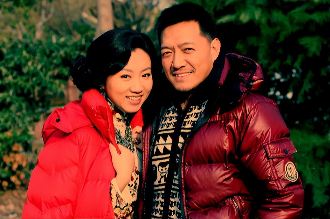 2007年底息影后进入到日照广播电视台做了一名新闻主播.何眉