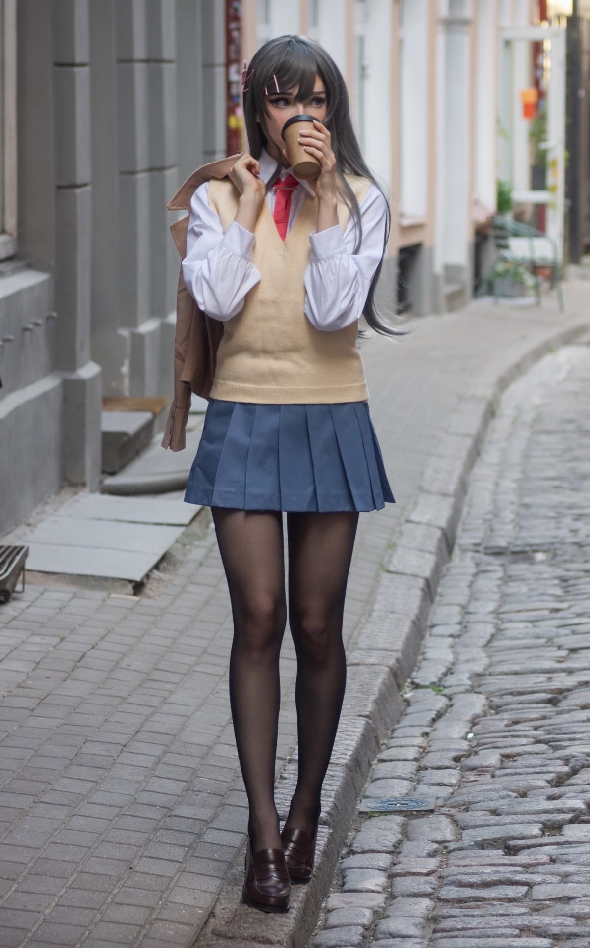 时尚美女穿搭组合:欧美小姐姐的jk套装,优雅活力引领潮流