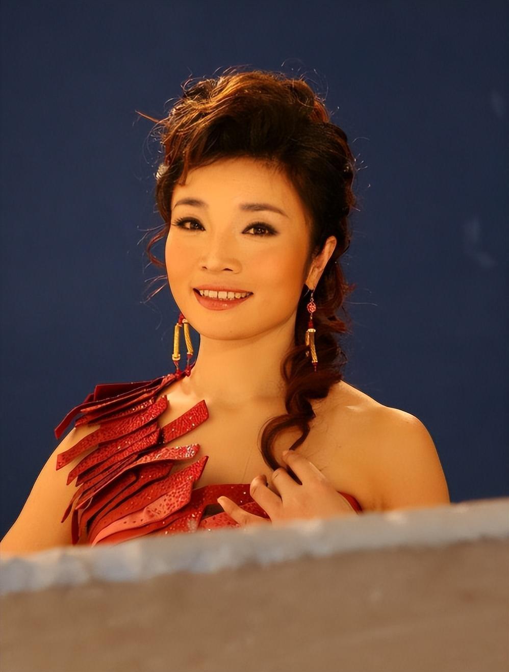 可惜在感情生活方面,李丹阳的道路并不太顺遂.