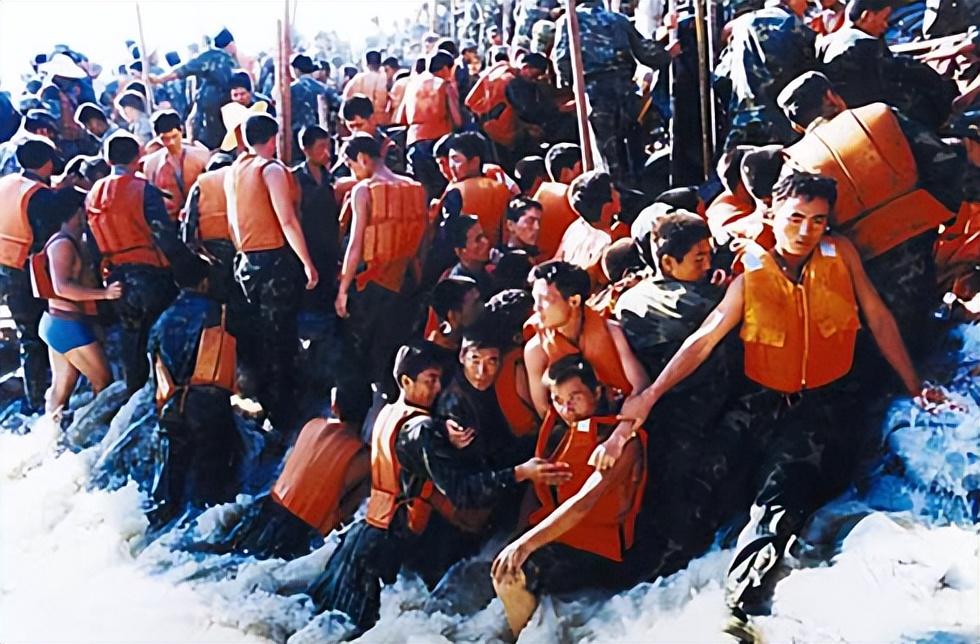 1998年长江决堤数十万人未撤,战士以身抗洪,百姓哭喊:求求别跳了