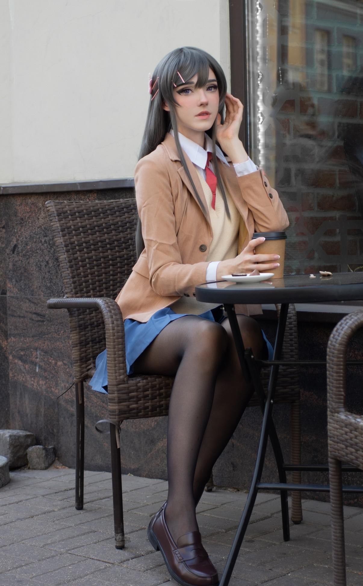 时尚美女穿搭组合:欧美小姐姐的jk套装,优雅活力引领潮流