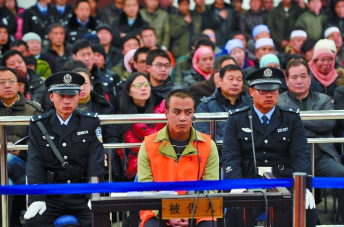 14年麻永东走下法庭,含泪与母亲见面后被押刑场,枪毙前表情镇定