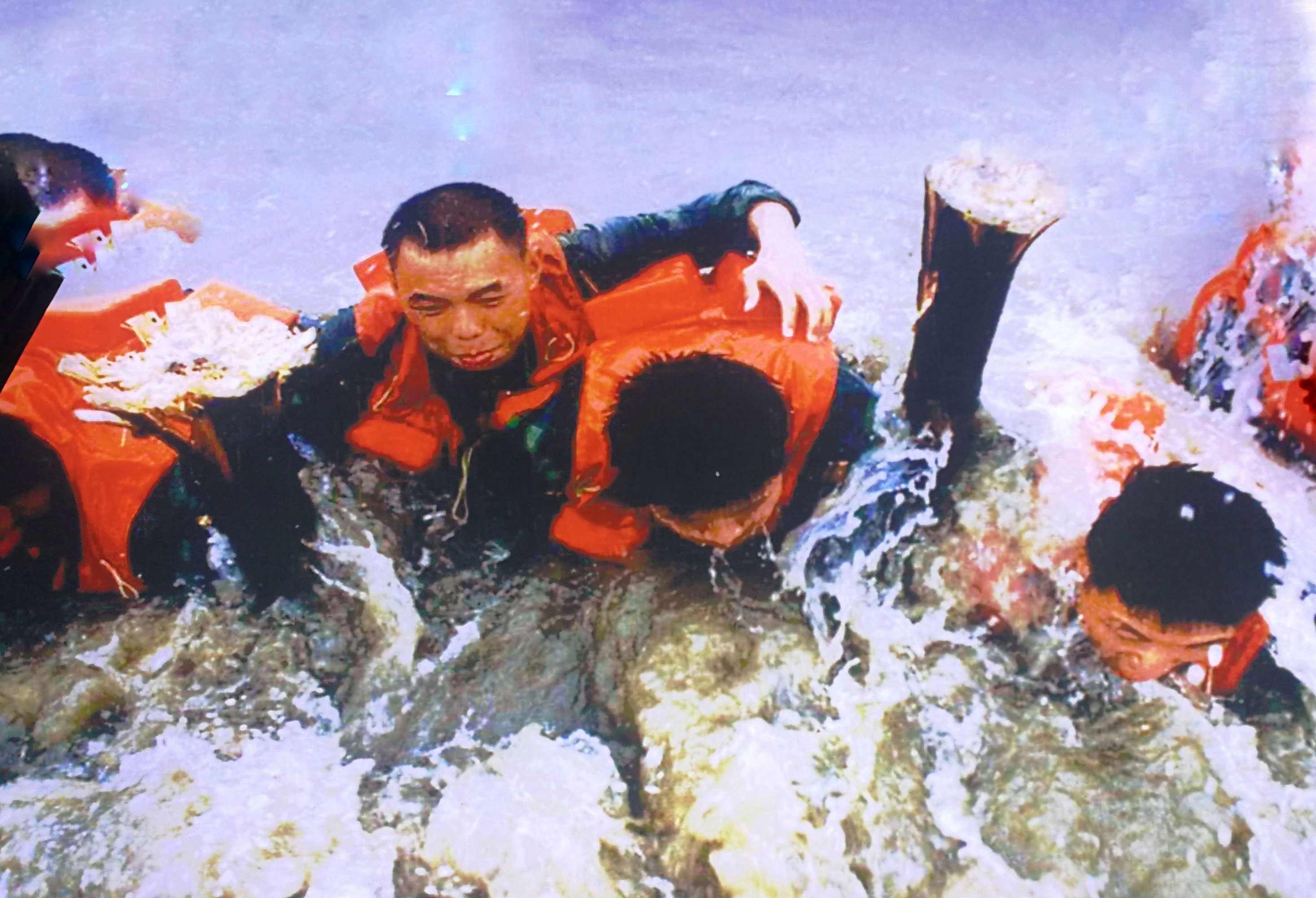 1998年长江决堤数十万人未撤,战士以身抗洪,百姓哭喊:求求别跳了